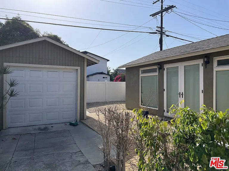 4613 S Van Ness Ave — Photo 3
