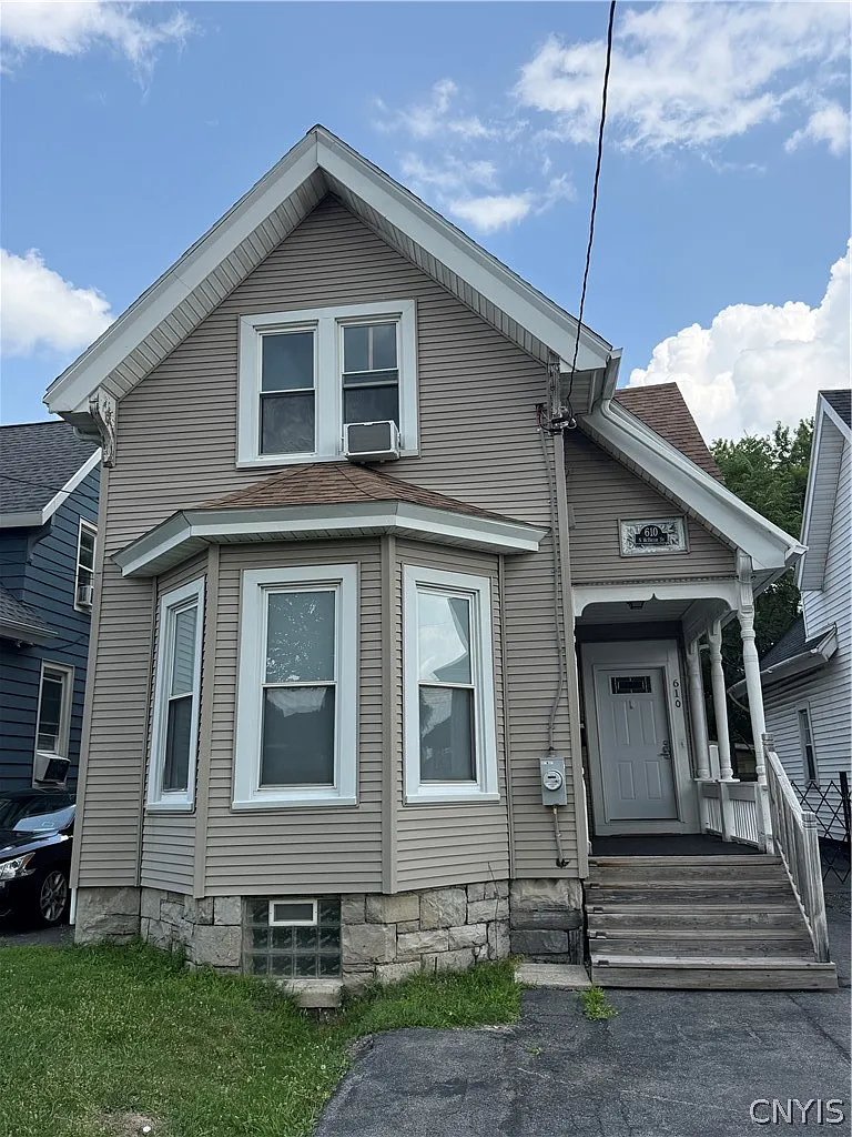 4 bed, 2.5 bath, 1635 sqft, $2,600 — Photo 1