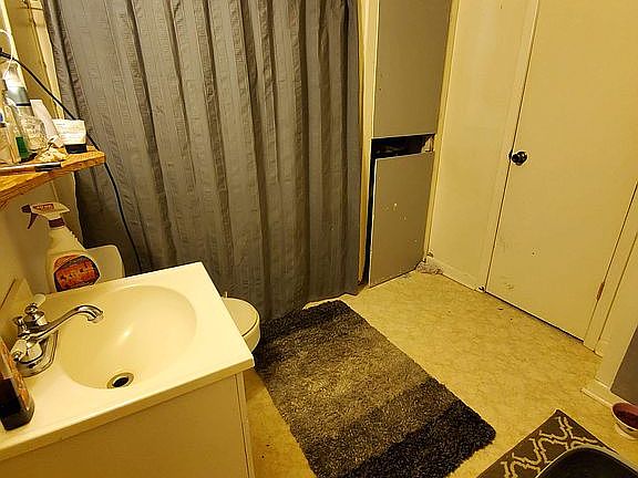 Bathroom-pic w/old flooring