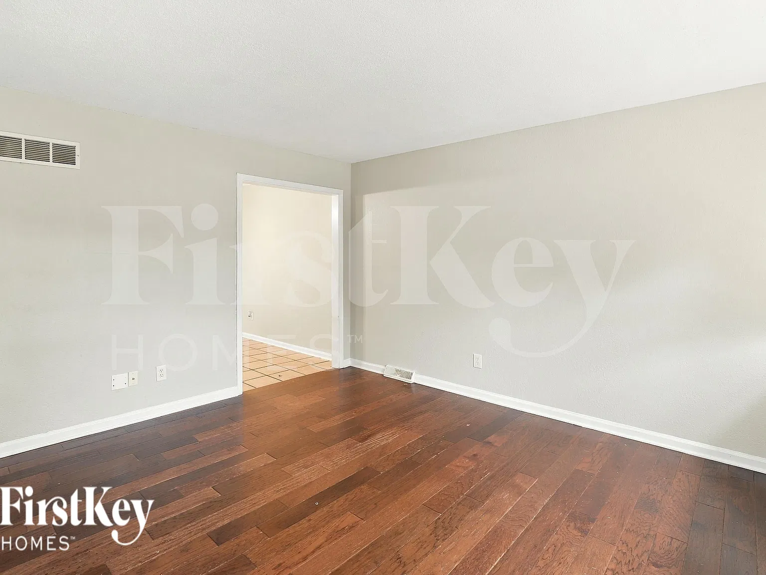3 bed, 1.0 bath, 880 sqft, $1,380 — Photo 4