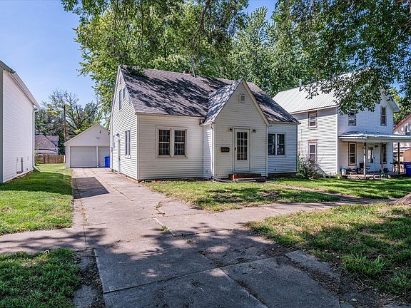2nd image of 220 Cedar Ave