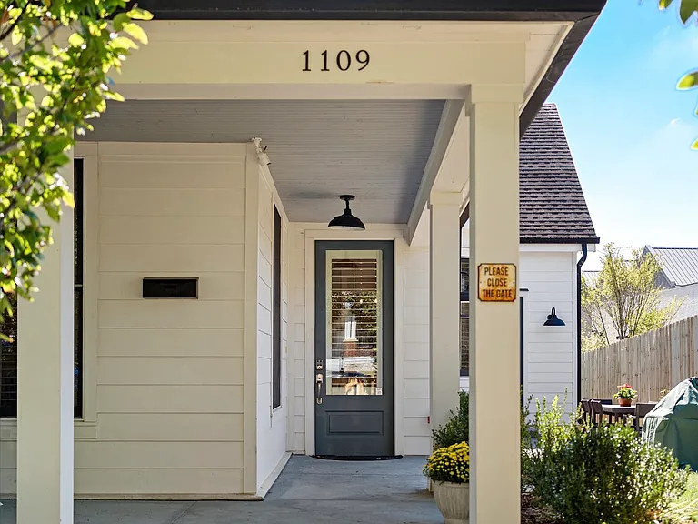 1109 Lawrence Ave — Photo 3