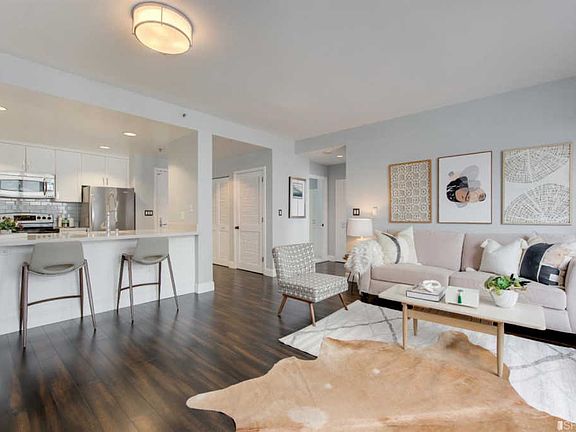 3rd image of 250 King St Unit 780