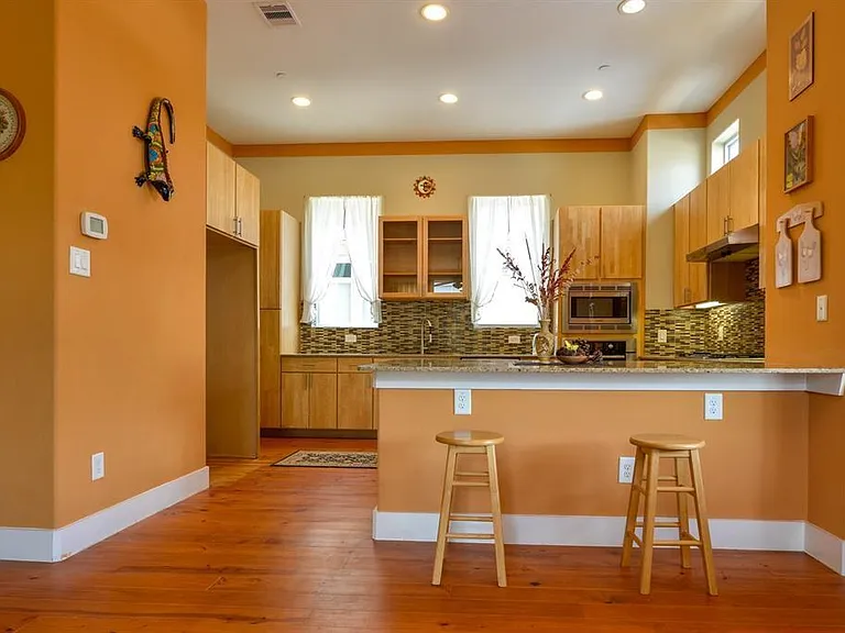1807 W Webster St — Photo 2