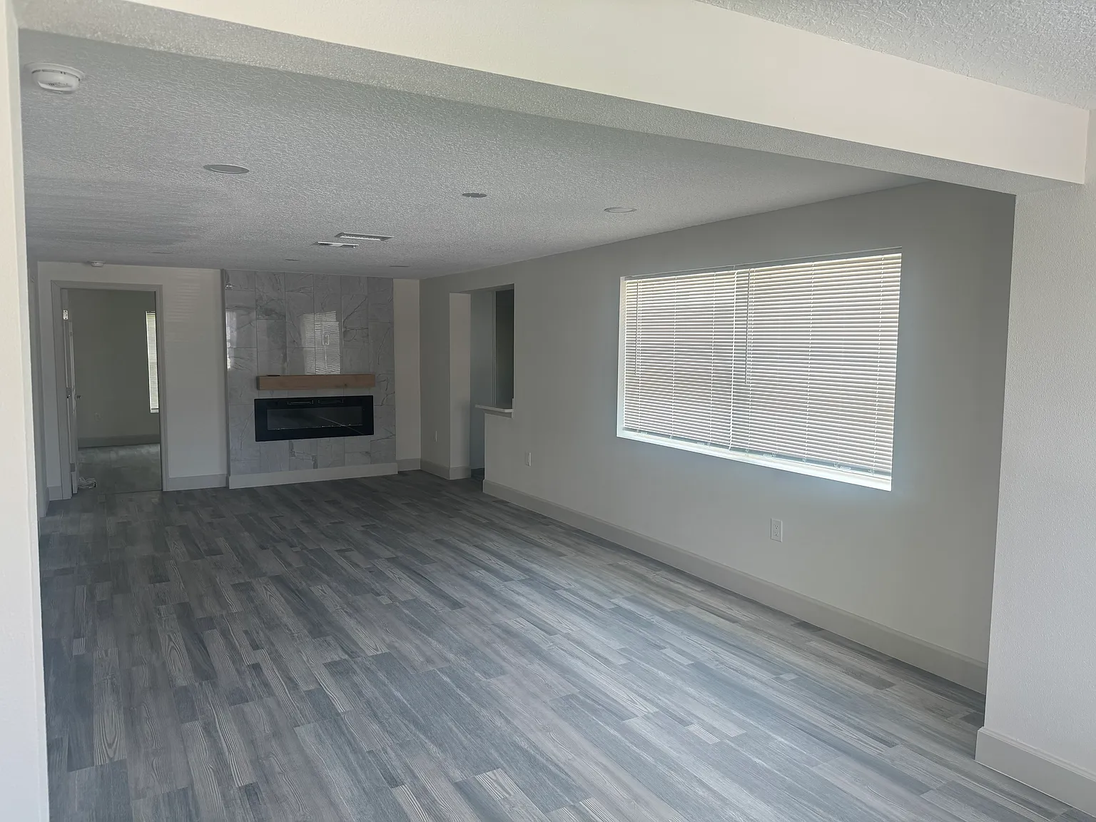 Charming 3 Bedroom, 3 Bath Duplex Utilities Included — Photo 3