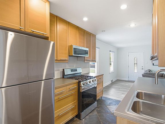 3rd image of 561 Stratford Rd
