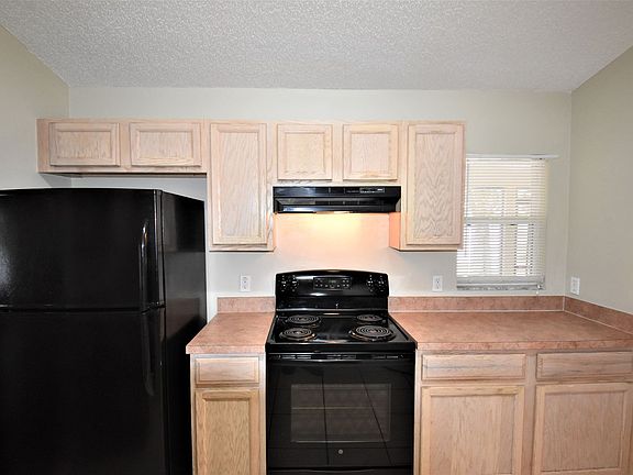 3rd image of 2930 Derby Dr