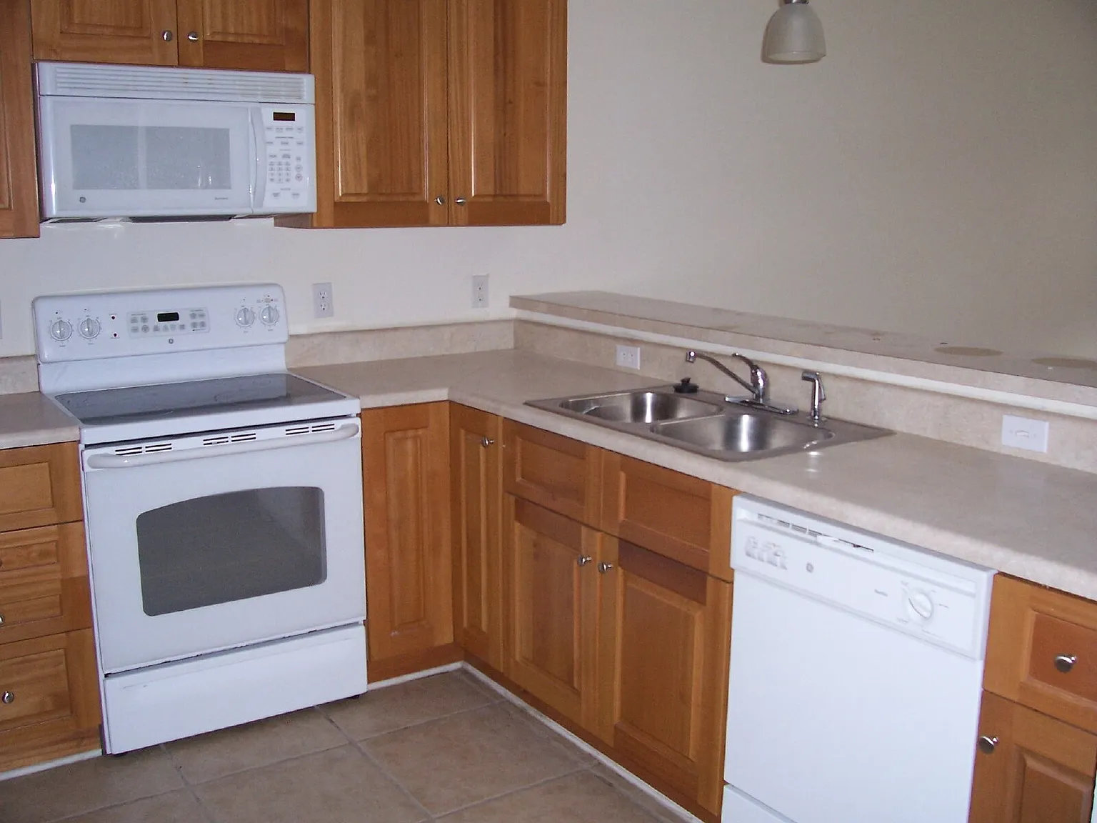 3 bed, 3.0 bath, 1330 sqft, $1,600 — Photo 3