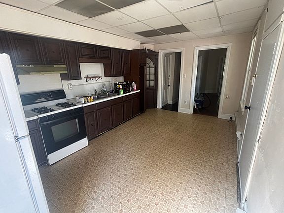 5th image of 248 Roosevelt Ave #2