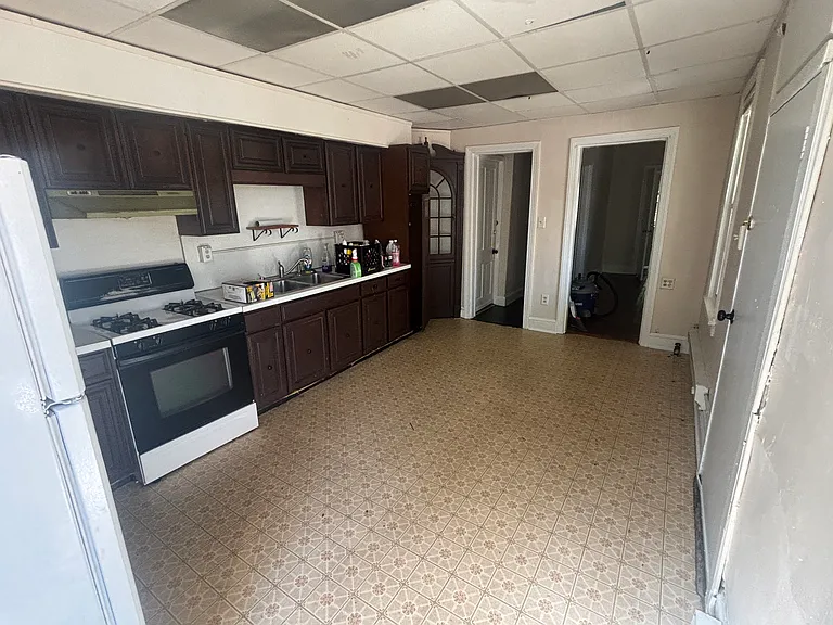 248 Roosevelt Ave #2 — Photo 5