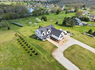 1881 Reidsview Dr, White Lake, MI 48383
