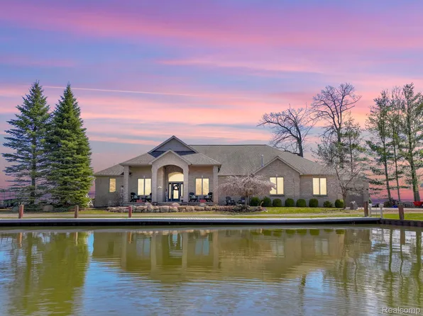 130 Whites Ct, Houghton Lake, MI 48629