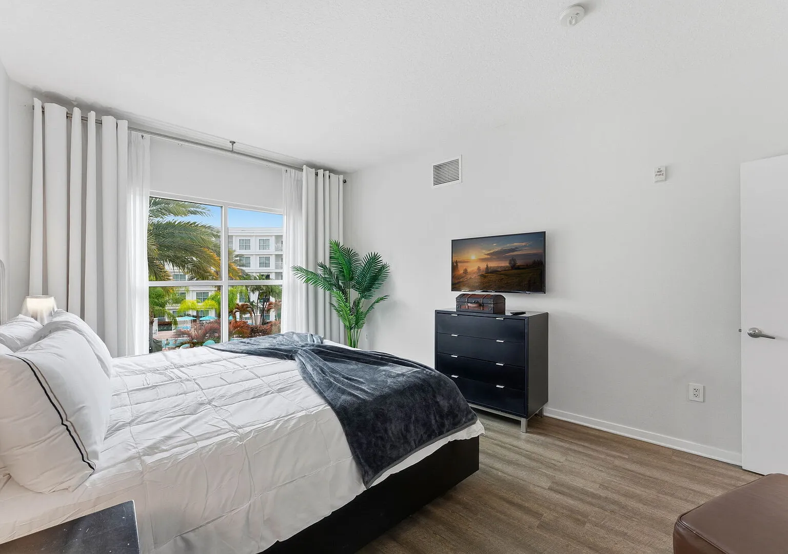 Orlando Getaway with Pool View Balcony — Photo 4