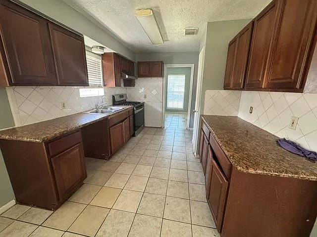 4 bed, 2.0 bath, 1992 sqft, $1,900 — Photo 4