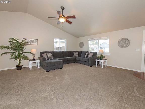 4th image of 72 Village Dr