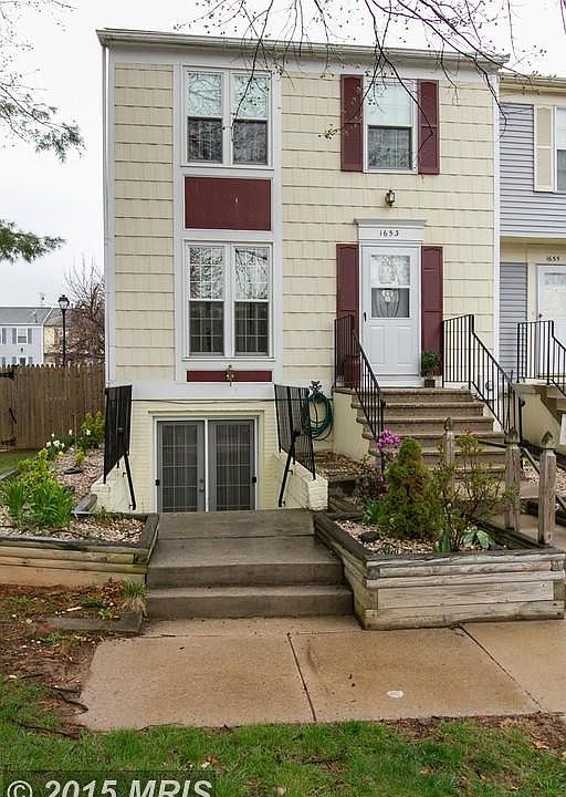 Spacious Updated End Unit Townhome