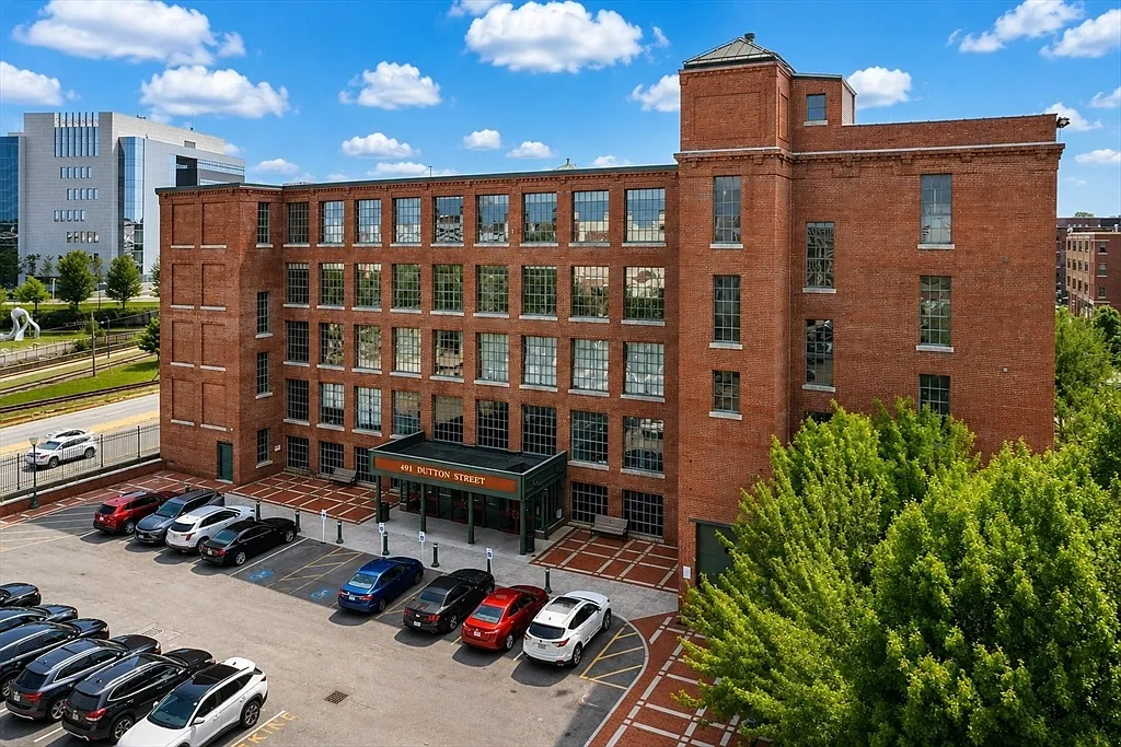 2 bed, 1.0 bath, 2000 sqft, $3,000 — Photo 1