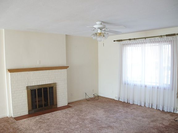 2nd image of 318 W Ivy Ln