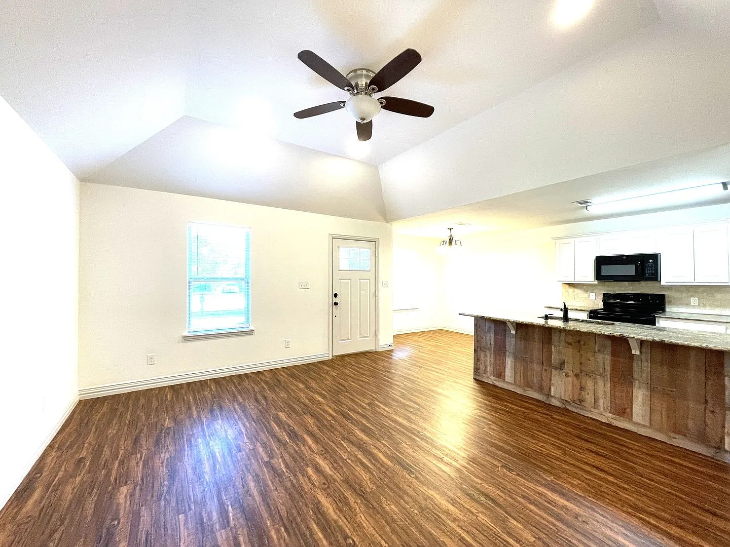 3 Bed 2 Bath House for Lease in Denison — Photo 3