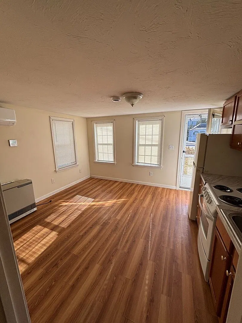 576 Main Street — Photo 2