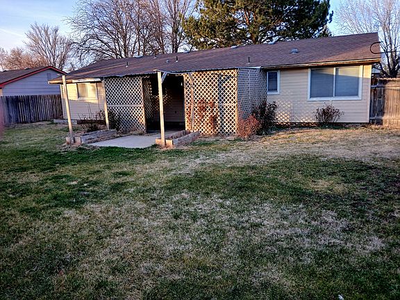 2nd image of 809 W Roberts Ave
