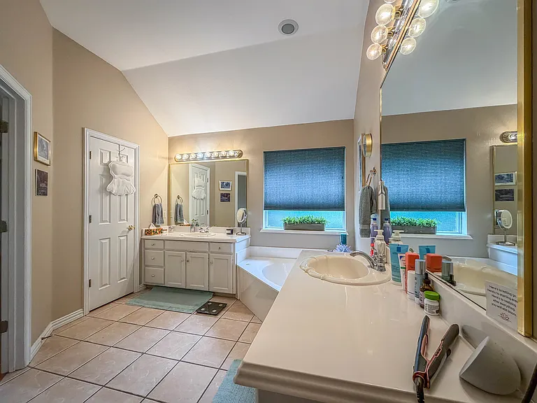 920 Carousel Dr — Photo 15