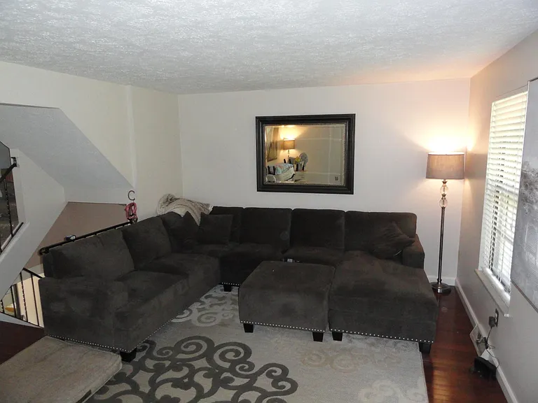 594 Thorncliffe Dr — Photo 6