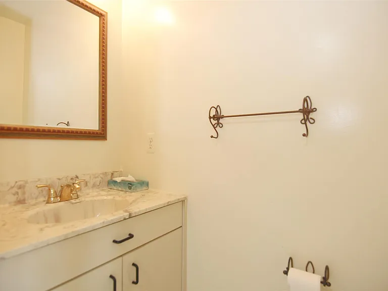 5590 Greenbriar Dr — Photo 16
