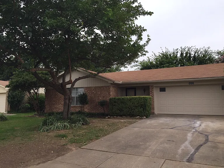 445 NW Charlyne Dr — Photo 1