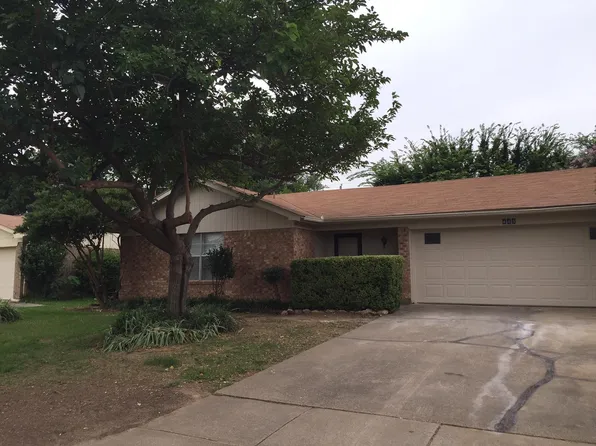 445 NW Charlyne Dr, Burleson, TX 76028