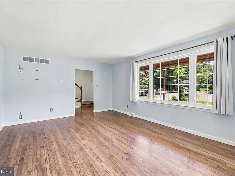 6 Janice Dr — Photo 2
