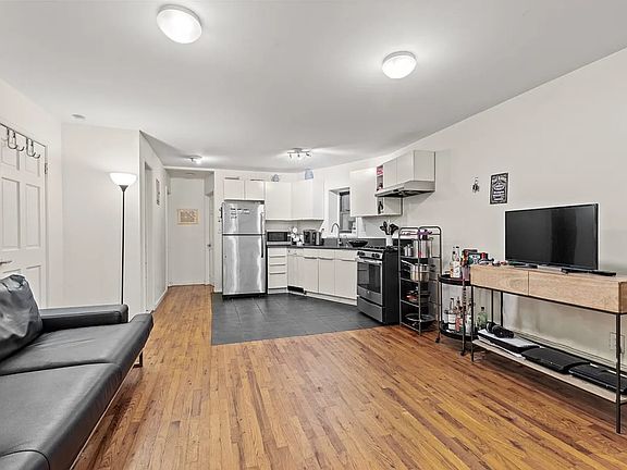 4th image of 351 Vernon Ave APT 1