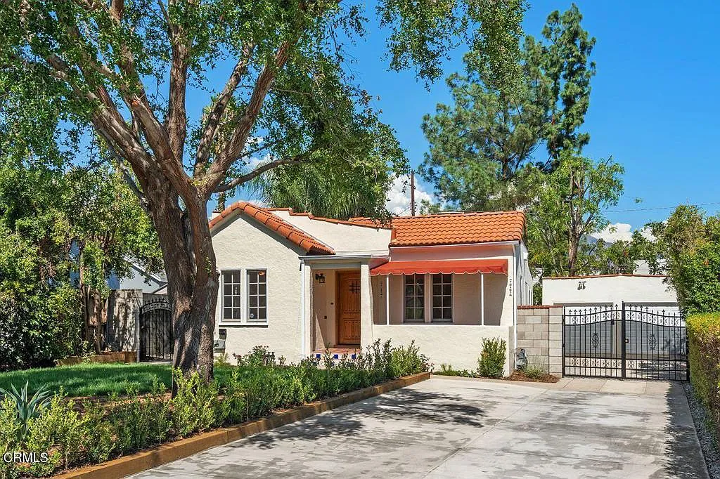2 bed, 1.0 bath, 944 sqft, $4,000 — Photo 1
