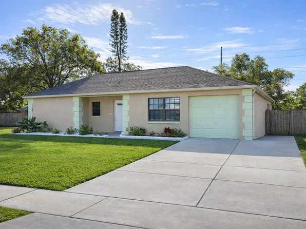 2902 Blossom Lake Dr, Holiday, FL 34691