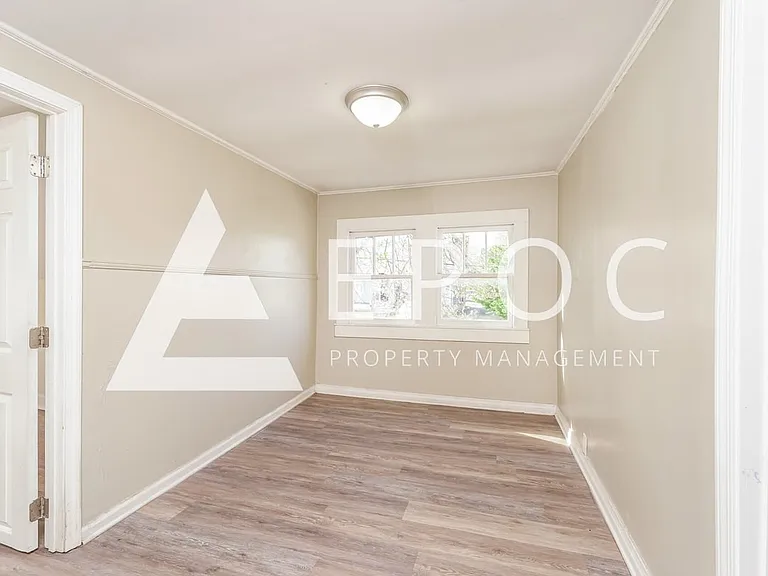 1136 W Green St — Photo 10