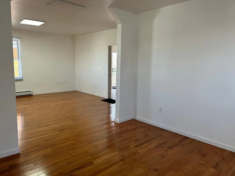 933 Wyandotte St — Photo 20