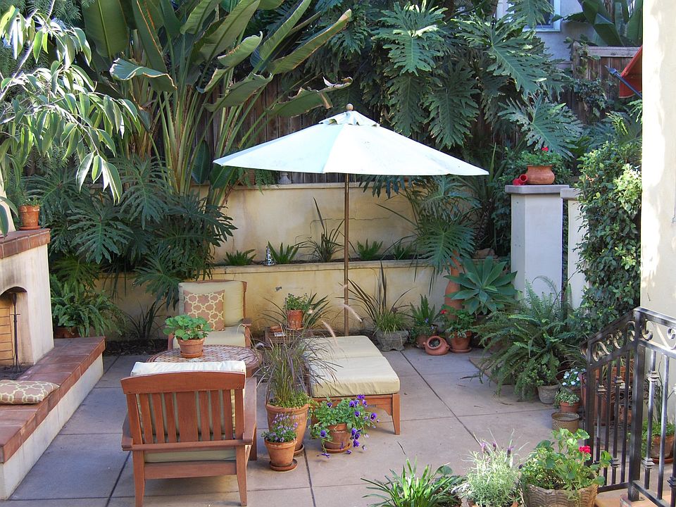 Back yard patio w/ FP