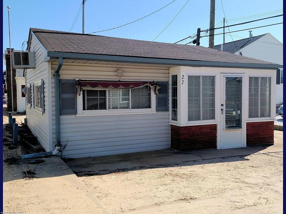 2nd image of 27 E Kingfisher Way