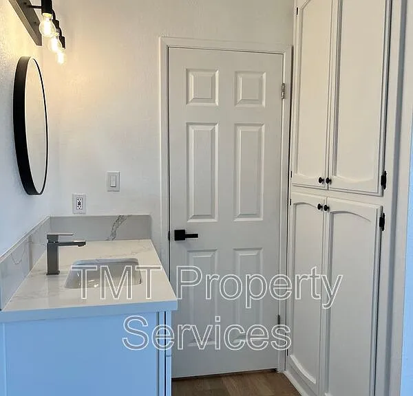 610 E Newlove Dr #I — Photo 14