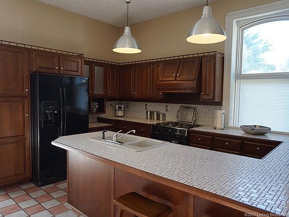 2nd image of 402 W Mulberry St