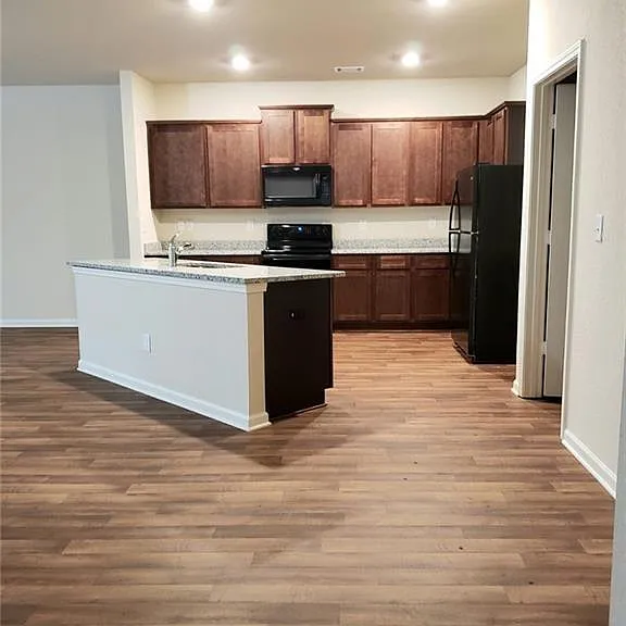 939 Independence Ave — Photo 3