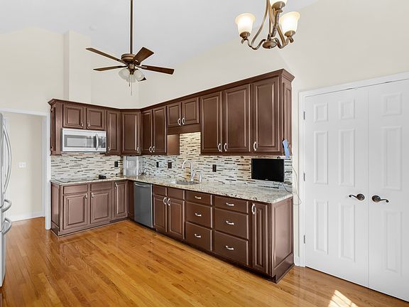 2nd image of 204 Hickory Trl