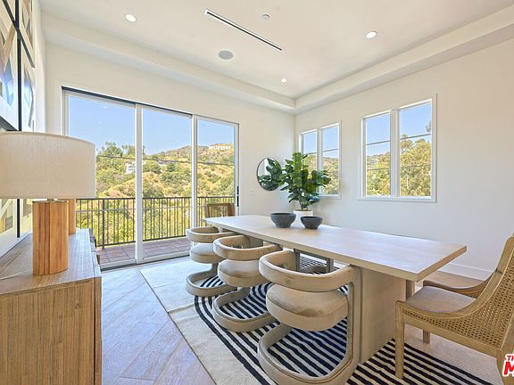 5th image of 3072 Hollyridge Dr