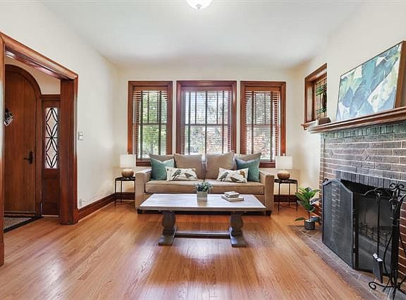 3rd image of 49 Grantwood Ln