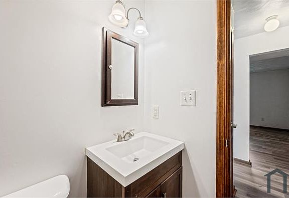 4th image of 1010 Rowland Ave
