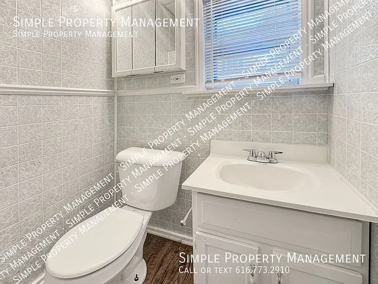 242 Page St NE #2 — Photo 6