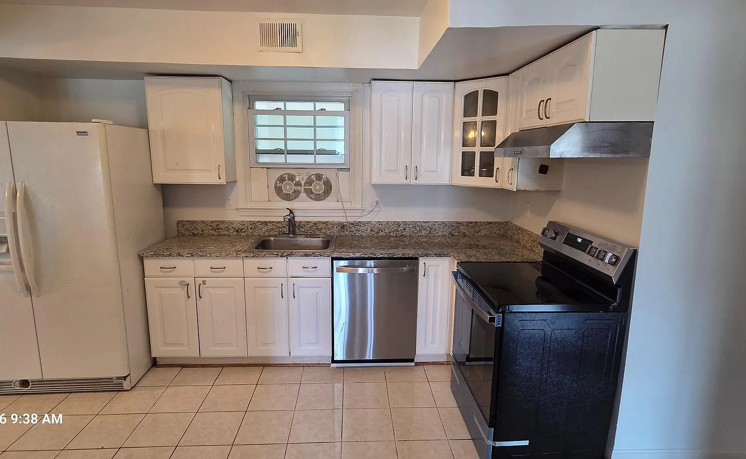 4 bed, 2.5 bath, 2052 sqft, $3,500 — Photo 2