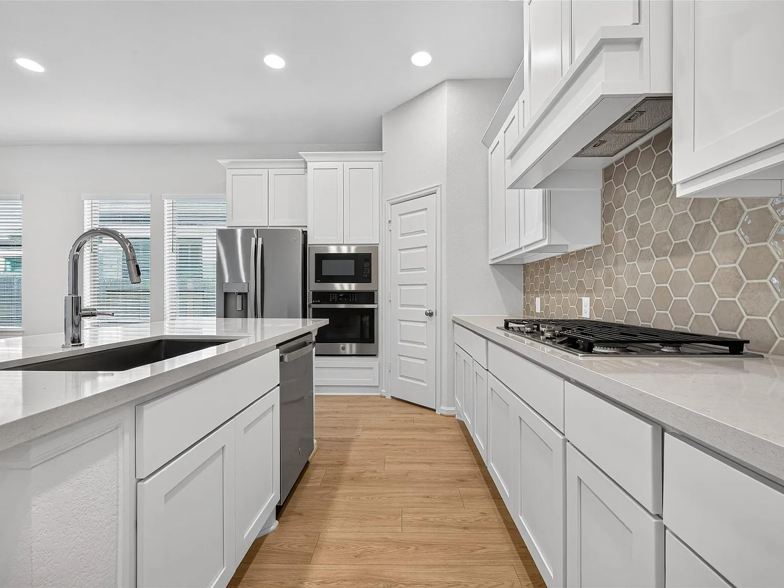 3 bed, 2.5 bath, 1743 sqft, $2,300 — Photo 4
