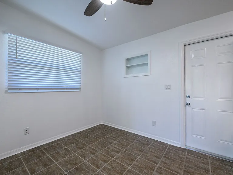 927 W Olympia Ave — Photo 20