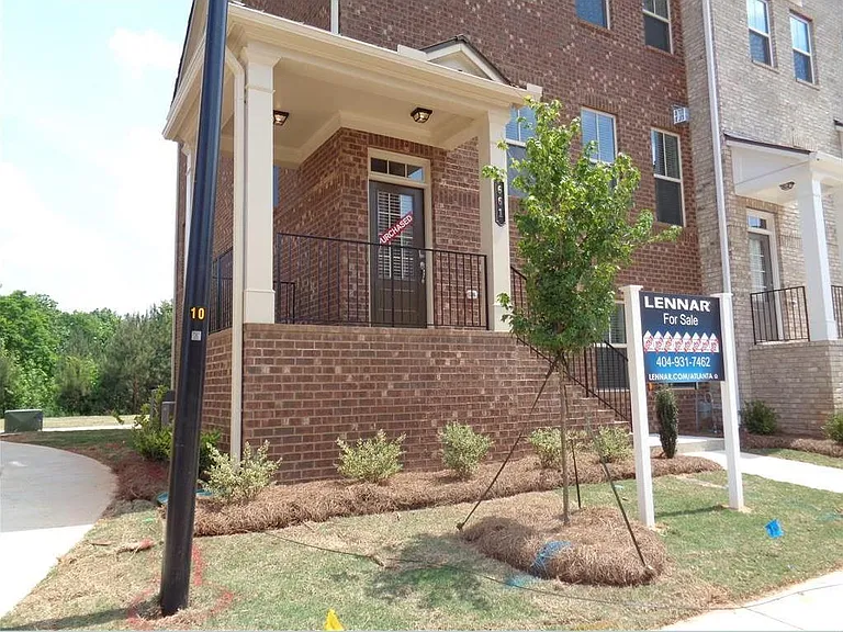 661 Sunset Park Dr — Photo 1